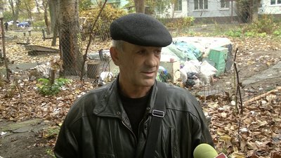 Мешканці багатоквартирного будинку у Запоріжжі скаржаться на сміттєзвалище під їхніми вікнами