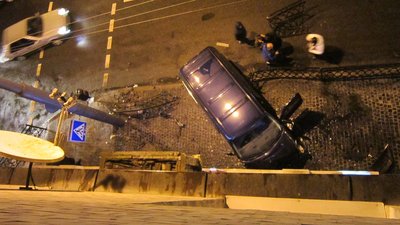 У центрі Рівного бус зніс огорожу – у поліції розповіли подробиці аварії