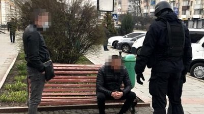 У Житомирі затримали фальшивовалютників, які збували підроблені долари США У Житомирі затримали фальшивовалютників, які збували підроблені долари США