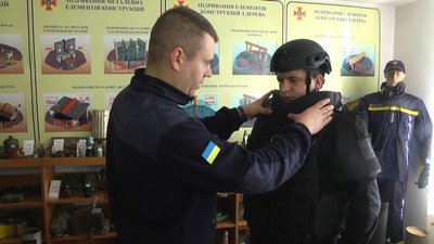 Олег Савіцький демонструє бронежилет, який важить 10 кг, і захищає ділянки плечей, шиї, паху. Та він, каже, не захистить від вибуху протитанкової міни. Олег Савіцький демонструє бронежилет, який важить 10 кг, і захищає ділянки плечей, шиї, паху. Та він, каже, не захистить від вибуху протитанкової міни.