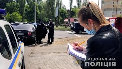 Зв’язали скотчем та забрали гроші: в Одесі трьох осіб підозрюють у розбійному нападі на обмінник Зв’язали скотчем та забрали гроші: в Одесі трьох осіб підозрюють у розбійному нападі на обмінник