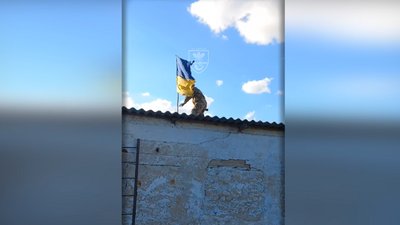 Українські військові підняли прапор над Малою Сейдеминухою на Херсонщині