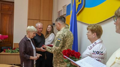 У Житомирі родинам загиблих військових передали державні нагороди У Житомирі родинам загиблих військових передали державні нагороди