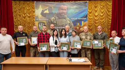 На спецпогашенні були присутні рідні й друзі полеглих захисників. На спецпогашенні були присутні рідні й друзі полеглих захисників.