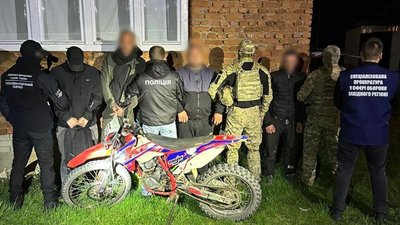 На Закарпатті затримали п'ятьох підозрюваних в організації перетину кордону