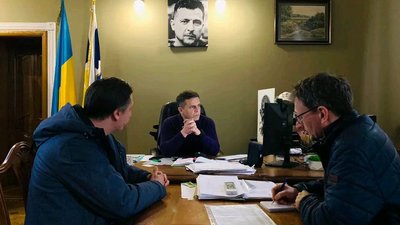 Зняли за 15 хвилин: у Житомирі демонтували бюст російському письменнику Олександру Пушкіну Зняли за 15 хвилин: у Житомирі демонтували бюст російському письменнику Олександру Пушкіну