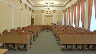Так виглядає сесійна зала Полтавської міської ради станом на 10 липня Так виглядає сесійна зала Полтавської міської ради станом на 10 липня