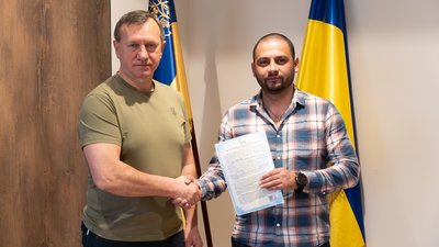 Герою України Олегу Гончаруку вручили договір дарування на квартиру в Ужгороді