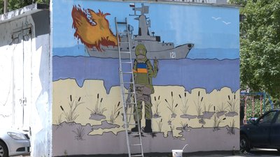 У Запоріжжі марку із російським кораблем перенесли на мурал У Запоріжжі марку із російським кораблем перенесли на мурал