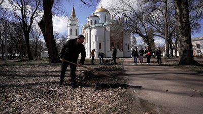 Згрібали опале листя, обрізали кущі та висаджували троянди: на Валу провели весняну толоку