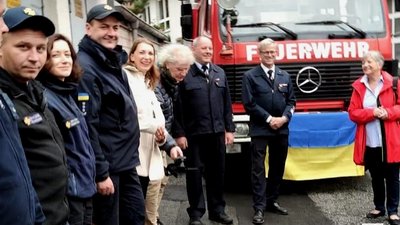 Хмельницькі вогнеборці забирають автомобіль з Німеччини Хмельницькі вогнеборці забирають автомобіль з Німеччини