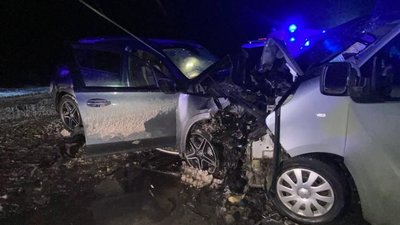 Зіткнулися бус і легковий автомобіль: у ДТП поблизу Житомира травми отримали четверо людей Зіткнулися бус і легковий автомобіль: у ДТП поблизу Житомира травми отримали четверо людей