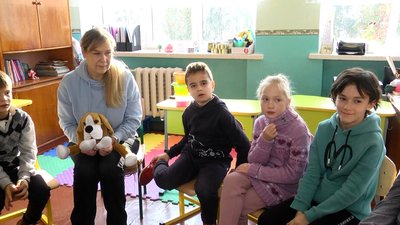 Хібукі-терапія: як собака-обіймака у Житомирі допомагає дітям впоратися зі стресом від війни Хібукі-терапія: як собака-обіймака у Житомирі допомагає дітям впоратися зі стресом від війни