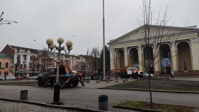 Монтаж новорічної ялинки комунальниками в Полтаві 2021 році Монтаж новорічної ялинки комунальниками в Полтаві 2021 році