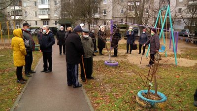 У Житомирі жителі вулиці Героїв Десантників протестують проти будівництва житлового комплексу У Житомирі жителі вулиці Героїв Десантників протестують проти будівництва житлового комплексу