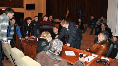 "Мене лежачу били по спині": що відомо про полтавський Євромайдан "Мене лежачу били по спині": що відомо про полтавський Євромайдан