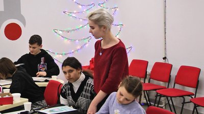 Розмальовували екоторбинки звичайними акриловими фарбами, якими наносили новорічно-різдвяні малюнки. Розмальовували екоторбинки звичайними акриловими фарбами, якими наносили новорічно-різдвяні малюнки.