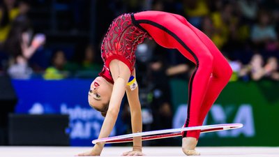 Таїсія Онофрійчук виконує вправу з обручем на чемпіонаті світу з художньої гімнастики