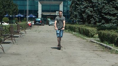 "Невидимки" на дорозі. Як пересуваються власники електросамокатів у Запоріжжі "Невидимки" на дорозі. Як пересуваються власники електросамокатів у Запоріжжі