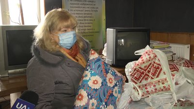 Волонтерки "Бабусиного батальйону" привітали бездомних житомирянок з 8 березня Волонтерки "Бабусиного батальйону" привітали бездомних житомирянок з 8 березня