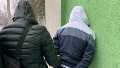 Продавали зброю в лісі – на Житомирщині викрили двох незаконних "зброярів"