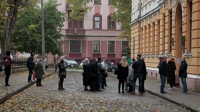 З чергами та в лікарняних палатах: як голосують у "червоній" зоні в Чернівцях