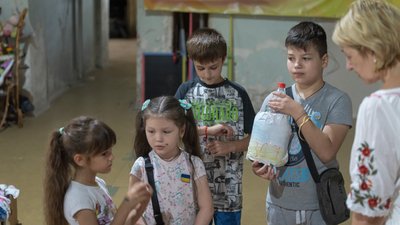 Збирали на тепловізор: у Дніпрі діти продали свої іграшки та віддали гроші для ЗСУ