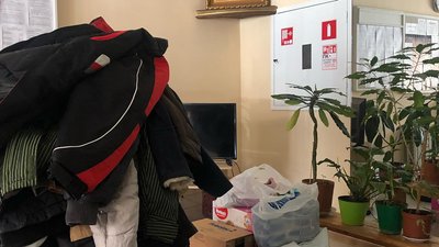 Шиють балаклави, плетуть сітки. Актори Дніпровського театру імені Шевченка допомагають армії Шиють балаклави, плетуть сітки. Актори Дніпровського театру імені Шевченка допомагають армії
