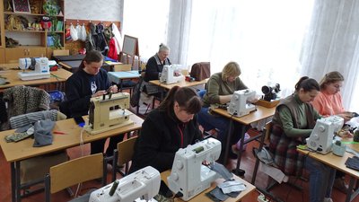 У волинському ліцеї вчителі, школярі та переселенці шиють військову амуніцію У волинському ліцеї вчителі, школярі та переселенці шиють військову амуніцію