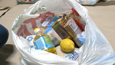 Понад 50 тисяч продуктових наборів розносять соцпрацівники на Харківщині