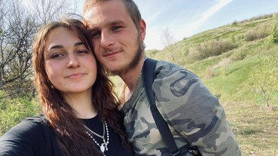 Його позивний "Сварог", її — "Сонечко": подружжя з Тернопільщини воює на передовій Його позивний "Сварог", її — "Сонечко": подружжя з Тернопільщини воює на передовій