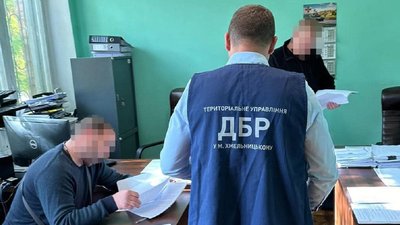 Обіцяли "президентське помилування" й підробляли довідки ухилянтам: на Хмельниччині судитимуть правоохоронця й адвоката