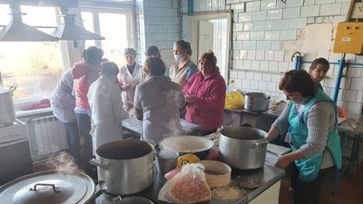 На Житомирщині працівники однієї з лікарень та волонтери разом готують гарячі обіди для тероборони