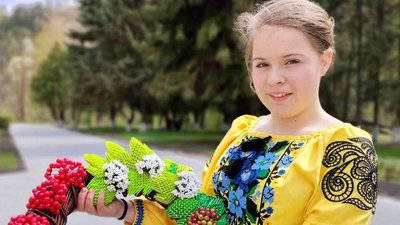 Калиновий вінок у стилі оригамі: на Тернопільщині мисткиня виготовила оберіг Калиновий вінок у стилі оригамі: на Тернопільщині мисткиня виготовила оберіг