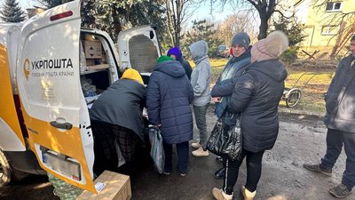 "Люди чекають на нас": як у прифронтовій зоні на Запоріжжі працює пересувне відділення пошти "Люди чекають на нас": як у прифронтовій зоні на Запоріжжі працює пересувне відділення пошти
