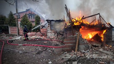 Наслідки атаки російського безпілотника у громаді поблизу Чернігова 9 квітня 2026 року