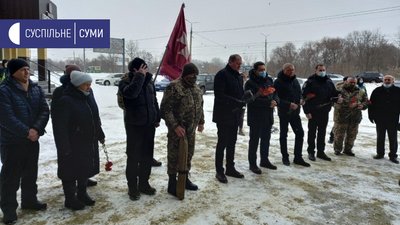 "У нас досі той самий ворог". У Сумах поклали квіти до пам`ятника Героїв Крут