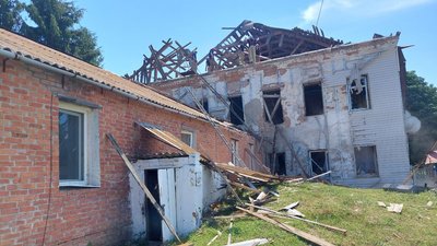 Російські військові обстріляли психоневрологічний інтернат на Сумщині: троє людей — у лікарні Російські військові обстріляли психоневрологічний інтернат на Сумщині: троє людей — у лікарні