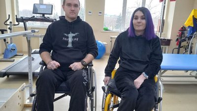 Подружжя, травмоване під час російської атаки по АЗС у Дніпрі, проходить реабілітацію Подружжя, травмоване під час російської атаки по АЗС у Дніпрі, проходить реабілітацію