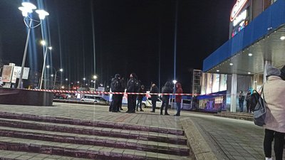 У Чернівцях повідомили про ймовірне замінування торгового центру У Чернівцях повідомили про ймовірне замінування торгового центру