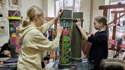 Один тубус розмальовує двоє учнів Луцької художньої школи Один тубус розмальовує двоє учнів Луцької художньої школи