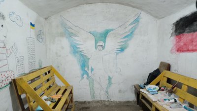 Художниця з Києва розмальовує стіни бомбосховища в Чернівцях Художниця з Києва розмальовує стіни бомбосховища в Чернівцях