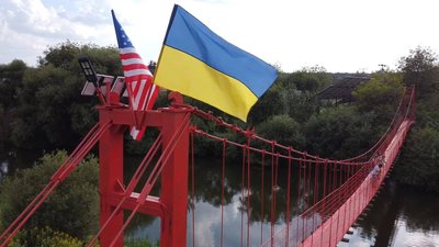 У Славуті містяни власноруч відновили копію відомого мосту у Сан-Франциско