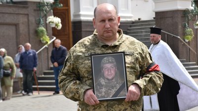 У Луцьку попрощалися з 38-річним загиблим бійцем Олександром Вибачем У Луцьку попрощалися з 38-річним загиблим бійцем Олександром Вибачем