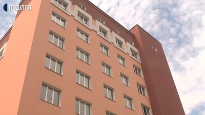 Третій рік у Хмельницькому зводять 8-поверховий корпус обласної дитячої лікарні. Фото: Суспільне Третій рік у Хмельницькому зводять 8-поверховий корпус обласної дитячої лікарні. Фото: Суспільне