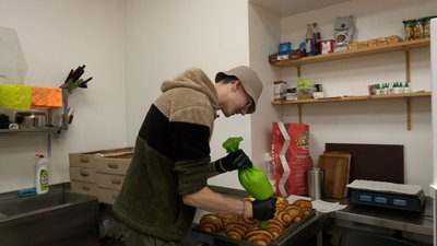 Студент з Івано-Франківська Василь Савчук пече смаколики за італійськими рецептами й передає ЗСУ Студент з Івано-Франківська Василь Савчук пече смаколики за італійськими рецептами й передає ЗСУ