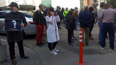 Справа Стерненка: під СБУ влаштували акцію на підтримку активіста Справа Стерненка: під СБУ влаштували акцію на підтримку активіста