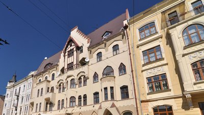 На вулиці Кобилянської в Чернівцях обвалився фасад. Грошей на реставрацію немає