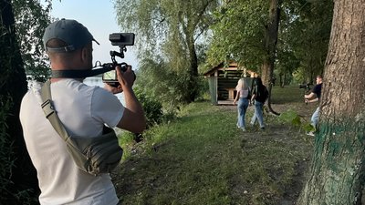 Оператор Микеола Єрьоменко під час роботи над документальним фільмом Оператор Микеола Єрьоменко під час роботи над документальним фільмом