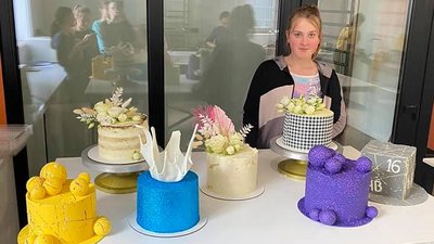 Школярка з Волині вивчає кондитерську справу і пече торти однією рукою Школярка з Волині вивчає кондитерську справу і пече торти однією рукою